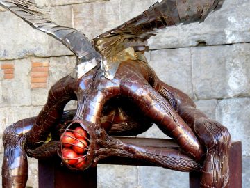 La Ribera district Barcelona - Villa del Arte Galleries - statue