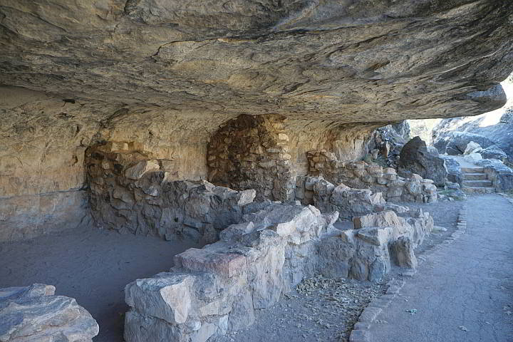 Walnut Canyon cave dwellings in Arizona