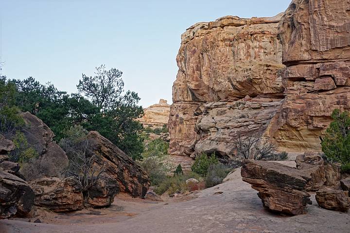 Rock formations along the Hickman Bridge Trail in Utah
