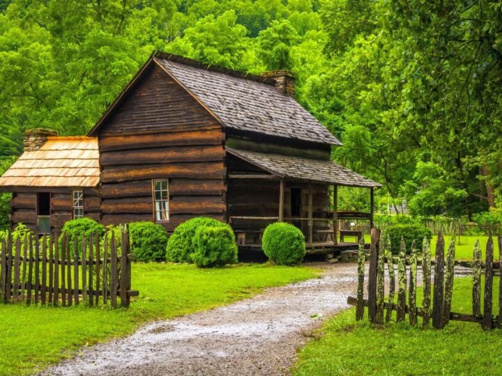 Historic log house at Mountain Farm Museum in Smoky National Park.