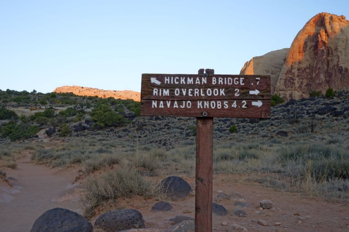 Hickman Bridge, Rim Overlook, and Navajo Knobs hiking trail sign.